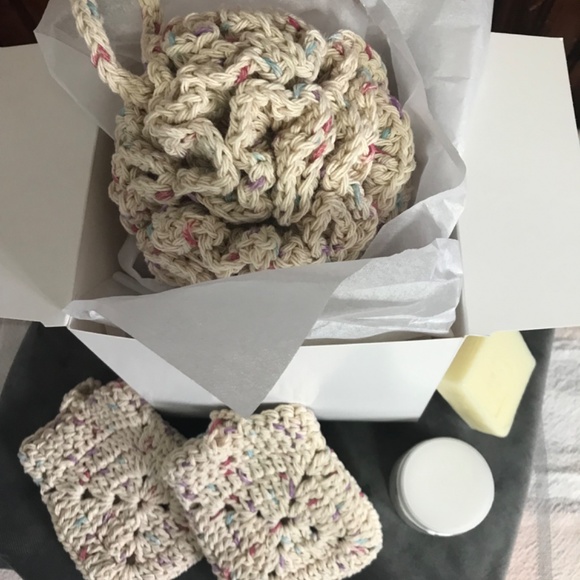 Gift packaged Spa bath gift set, 5 inch pouf and 2 soap savers - Picture 3 of 9